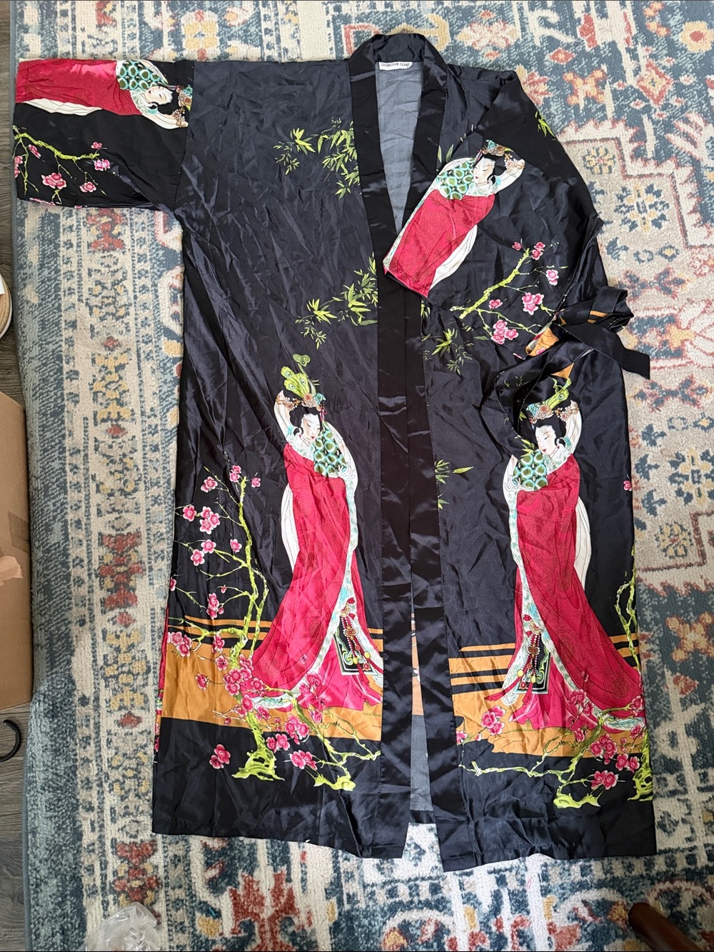 Brand new Black Floral Silk Kimono Robe with Pink Accents Sz M/L